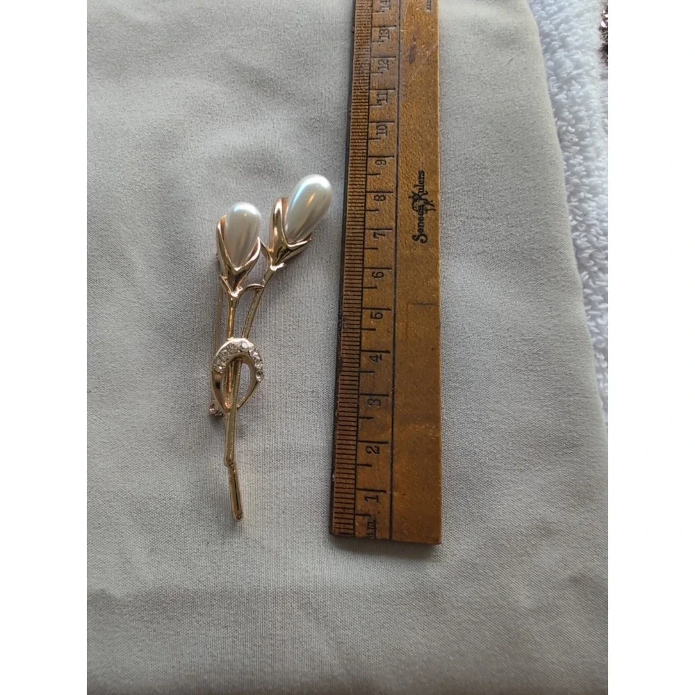 Flower on Stem‎ Callas Lilies Clear Rhinestones Pearl Vintage Gold Brooch